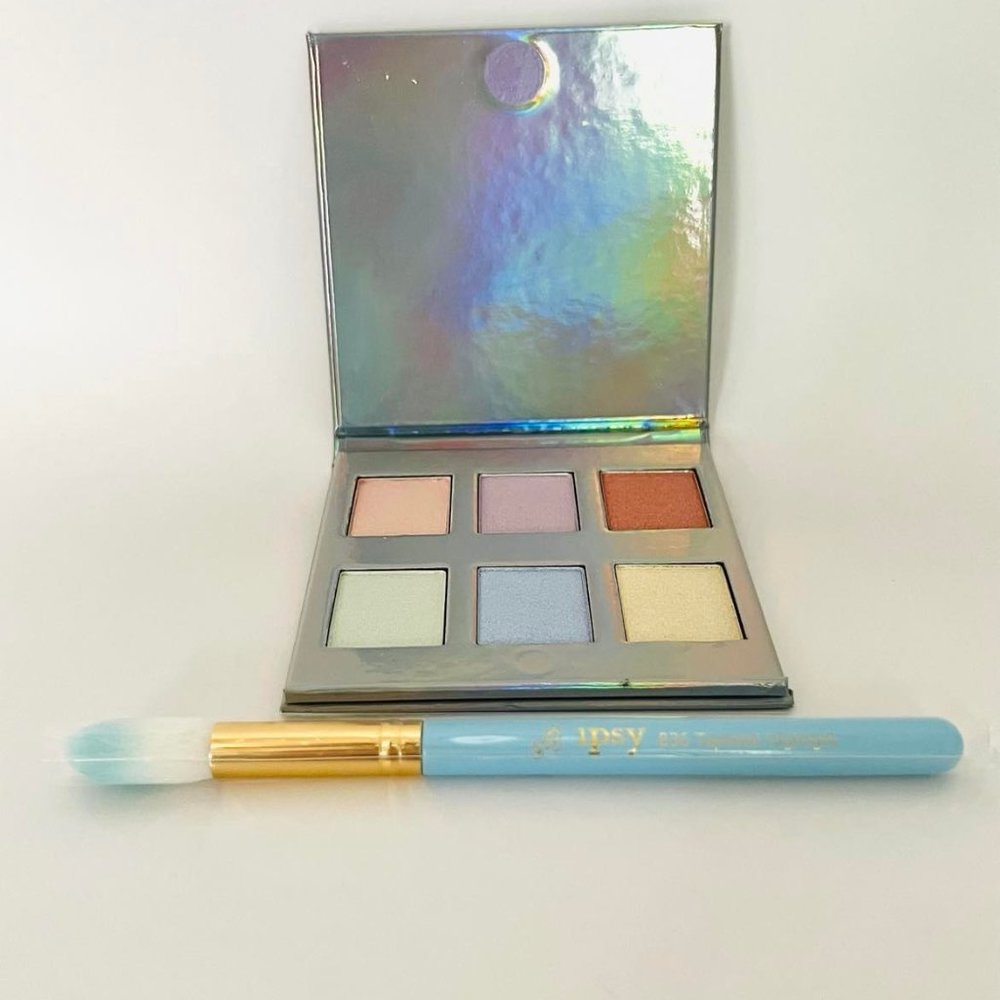 NEW- Naked Holographic Highlighter and Ipsy brush